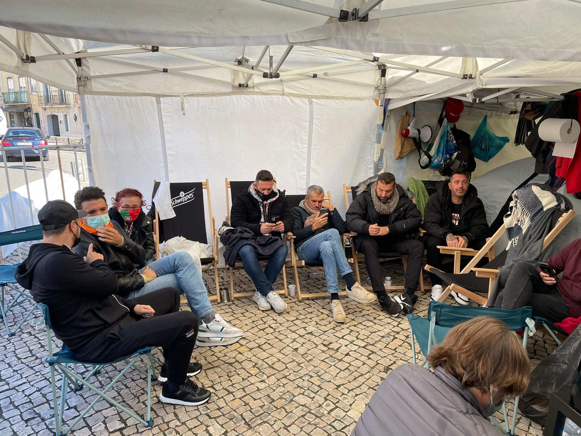 A Pão e Água: Mais uma manifestação no Largo de São Bento