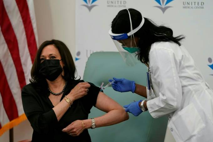 Kamala Harris já foi vacinada contra a covid-19
