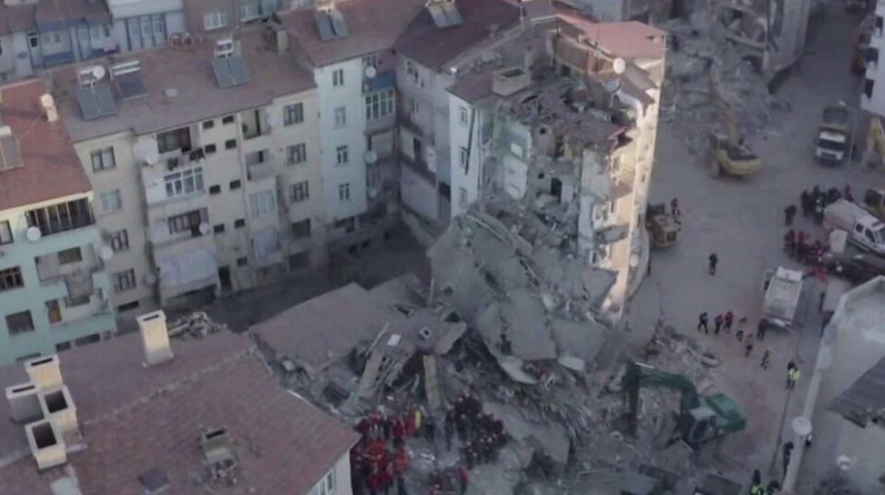 Número de mortos devido ao sismo na Turquia continua a subir