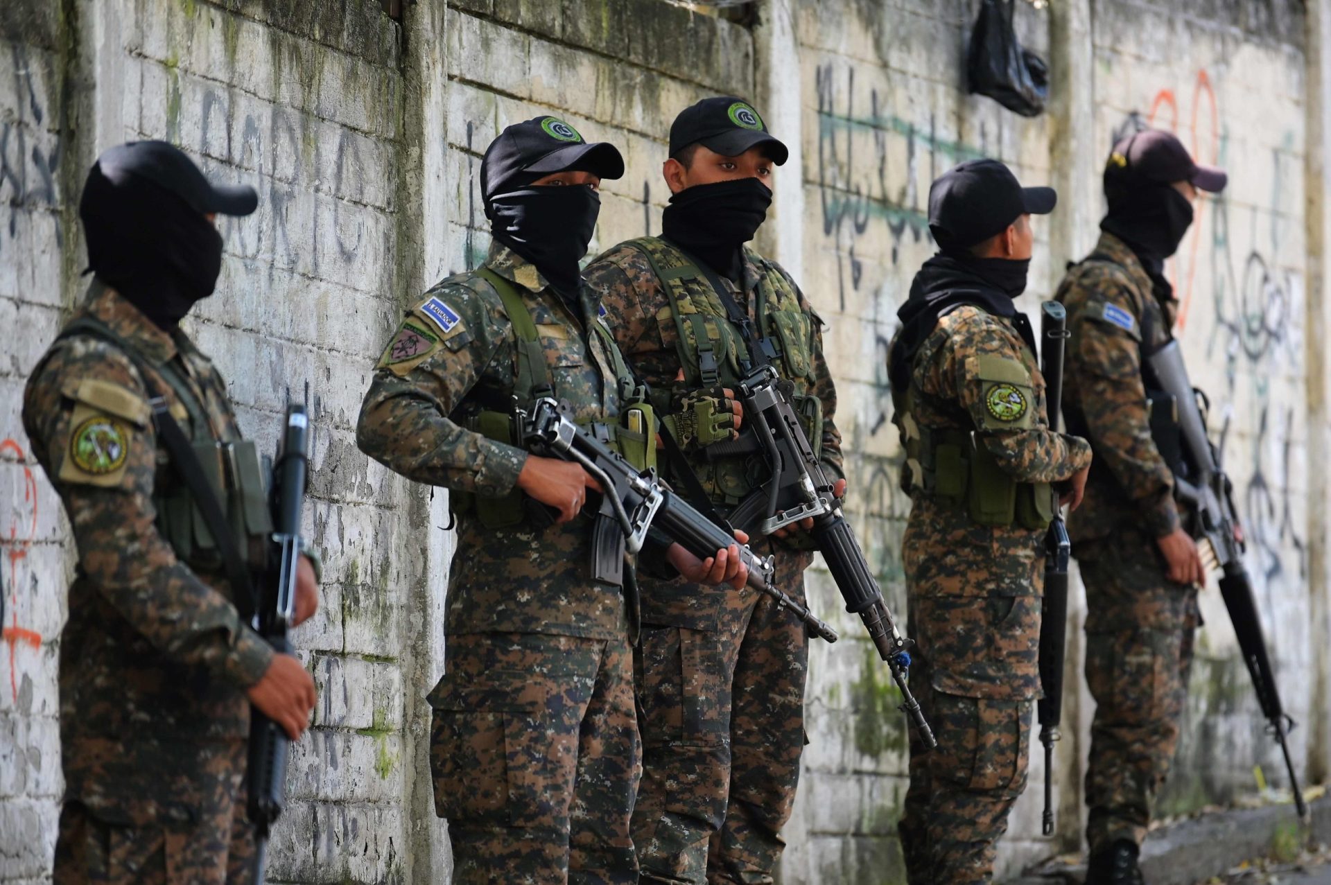 Agentes armados irrompem pelo Congresso de El Salvador