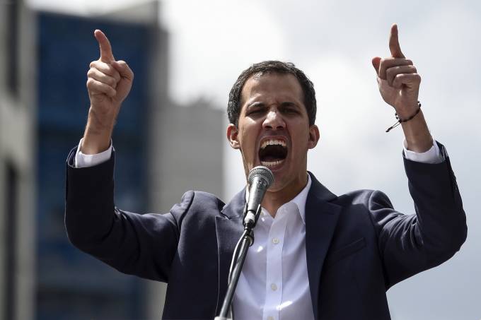 Guaidó aterra na Venezuela daqui a umas horas, enfrentando um futuro incerto
