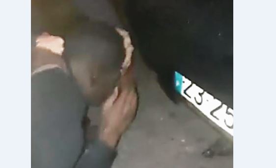 Vídeo chocante mostra homem negro forçado a inalar fumo do tubo de escape