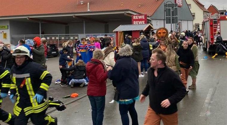 Polícia confirma que atropelamento em desfile de Carnaval na Alemanha “foi intencional”