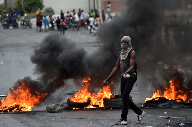 Polícias descontentes aos tiros com militares nas ruas do Haiti