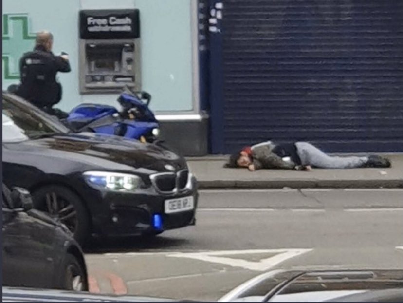 Homem deixa duas pessoas feridas antes de ser abatido pela polícia em Londres