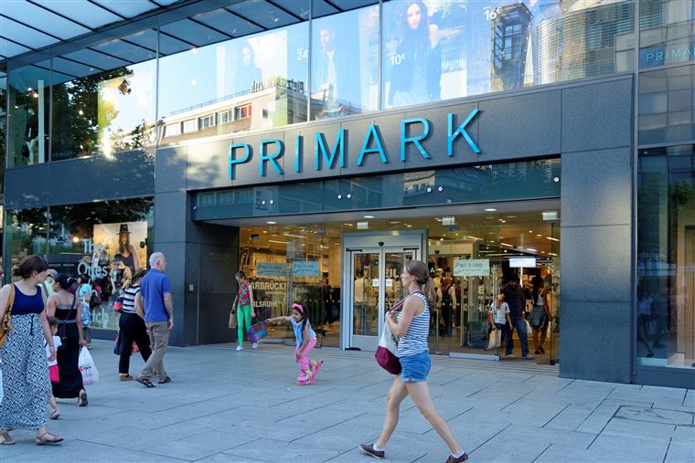 Primark fecha todas as lojas. Prejuízos chegam aos 700 milhões