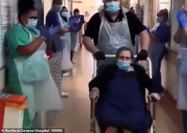 Mulher inglesa com 102 anos vence coronavírus e recebe ovação