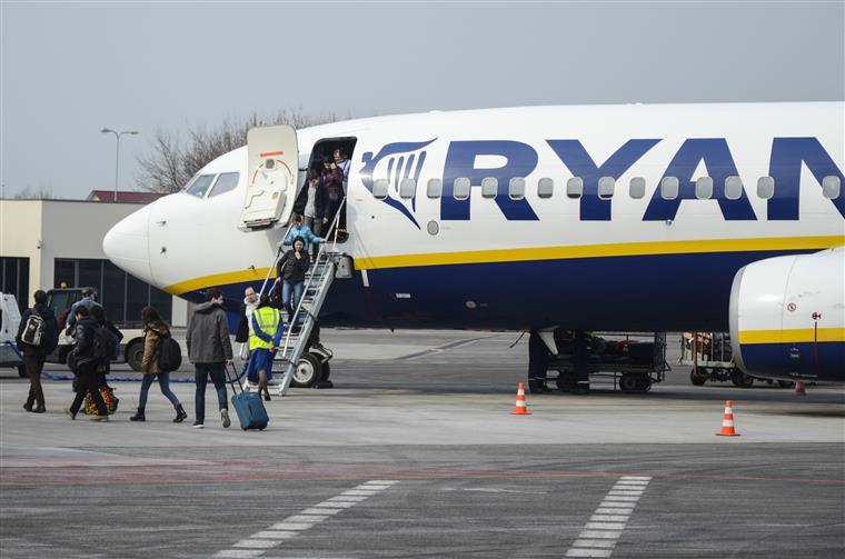 Ryanair não retoma voos se tiver de deixar lugares vazios para manter distância