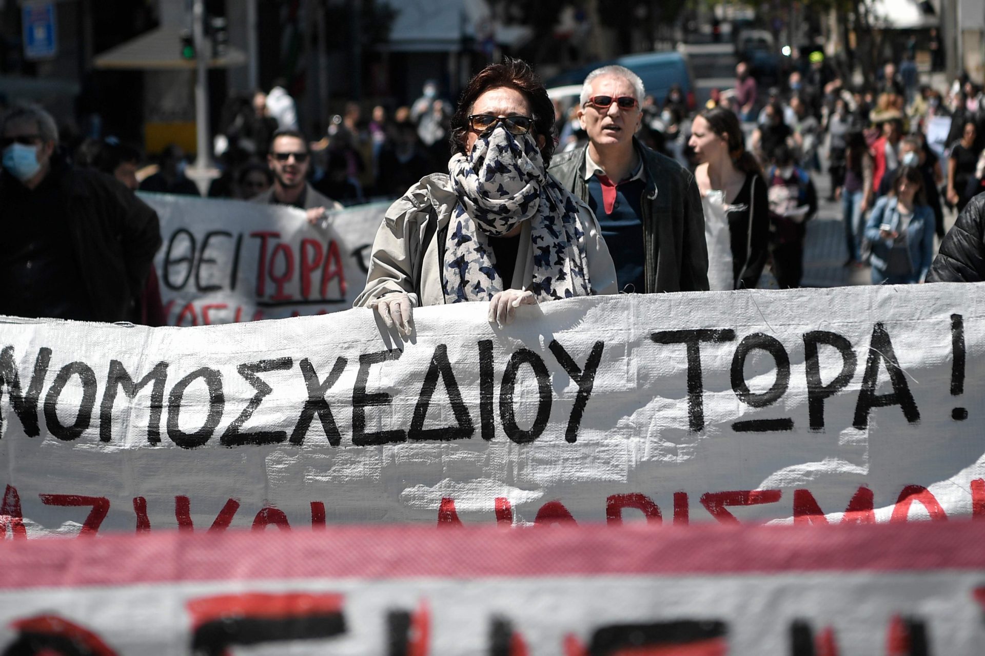 Cerca de cem professores e alunos quebram quarentena para se manifestarem em Atenas