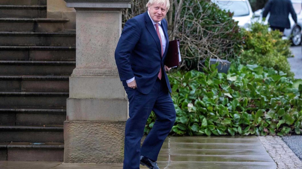 Boris Johnson volta ao trabalho