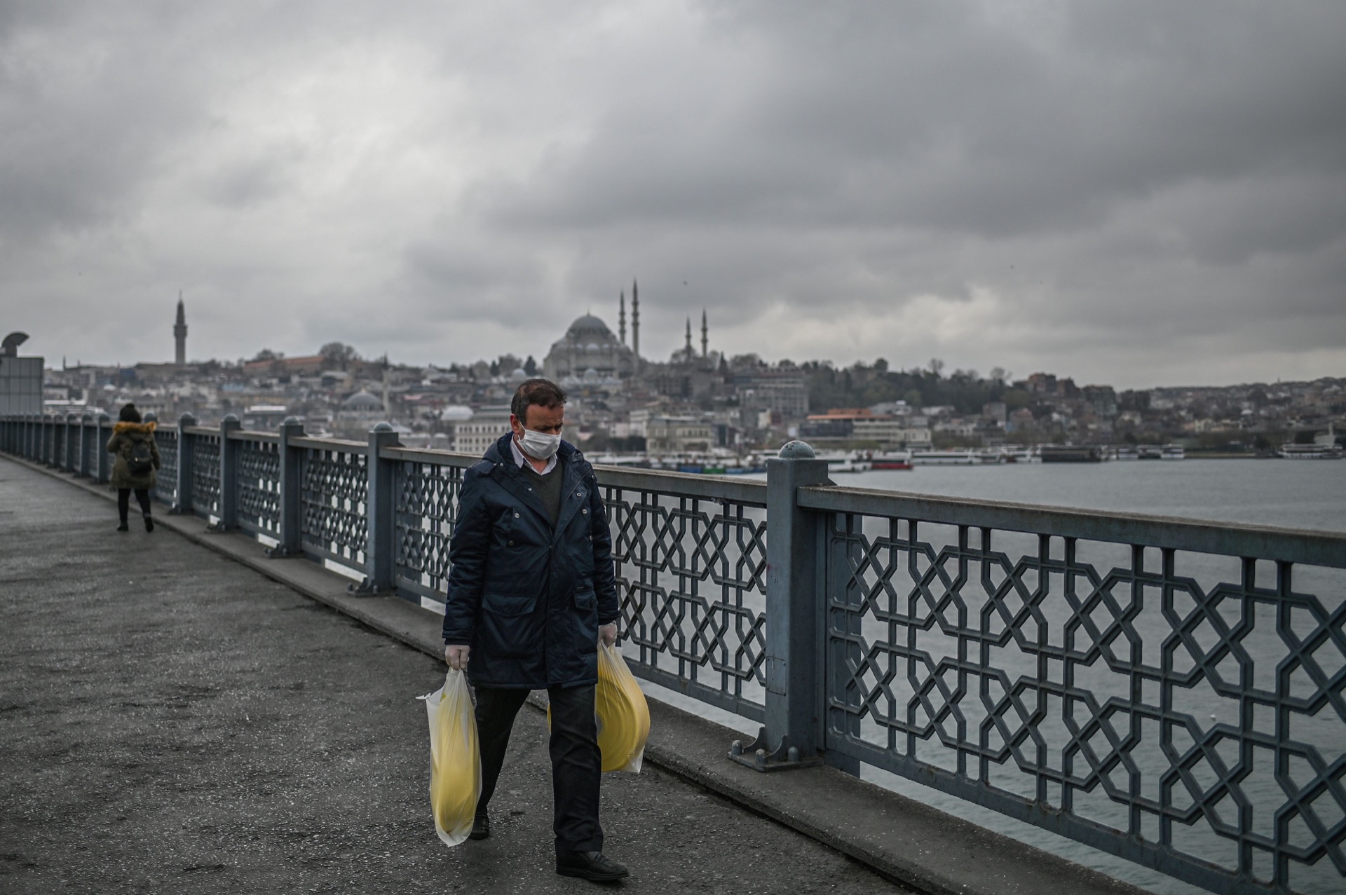 Jovens com menos de 20 anos em confinamento obrigatório na Turquia
