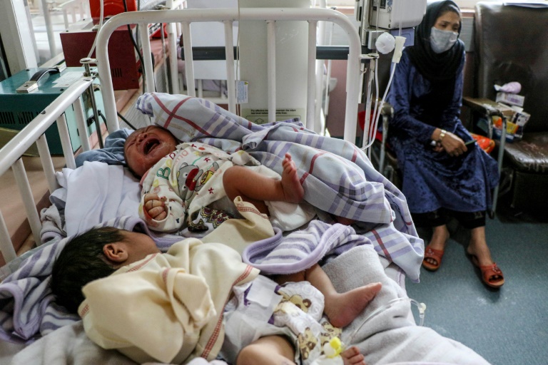 Recém-nascidos entre os mortos em ataque a maternidade afegã