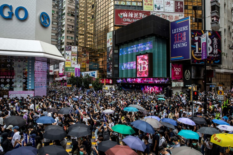 Manifestantes de Hong Kong testam as águas para mais protestos