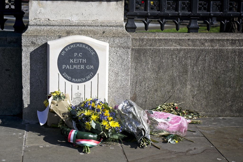 Inglês condenado a prisão por urinar num memorial a polícia morto