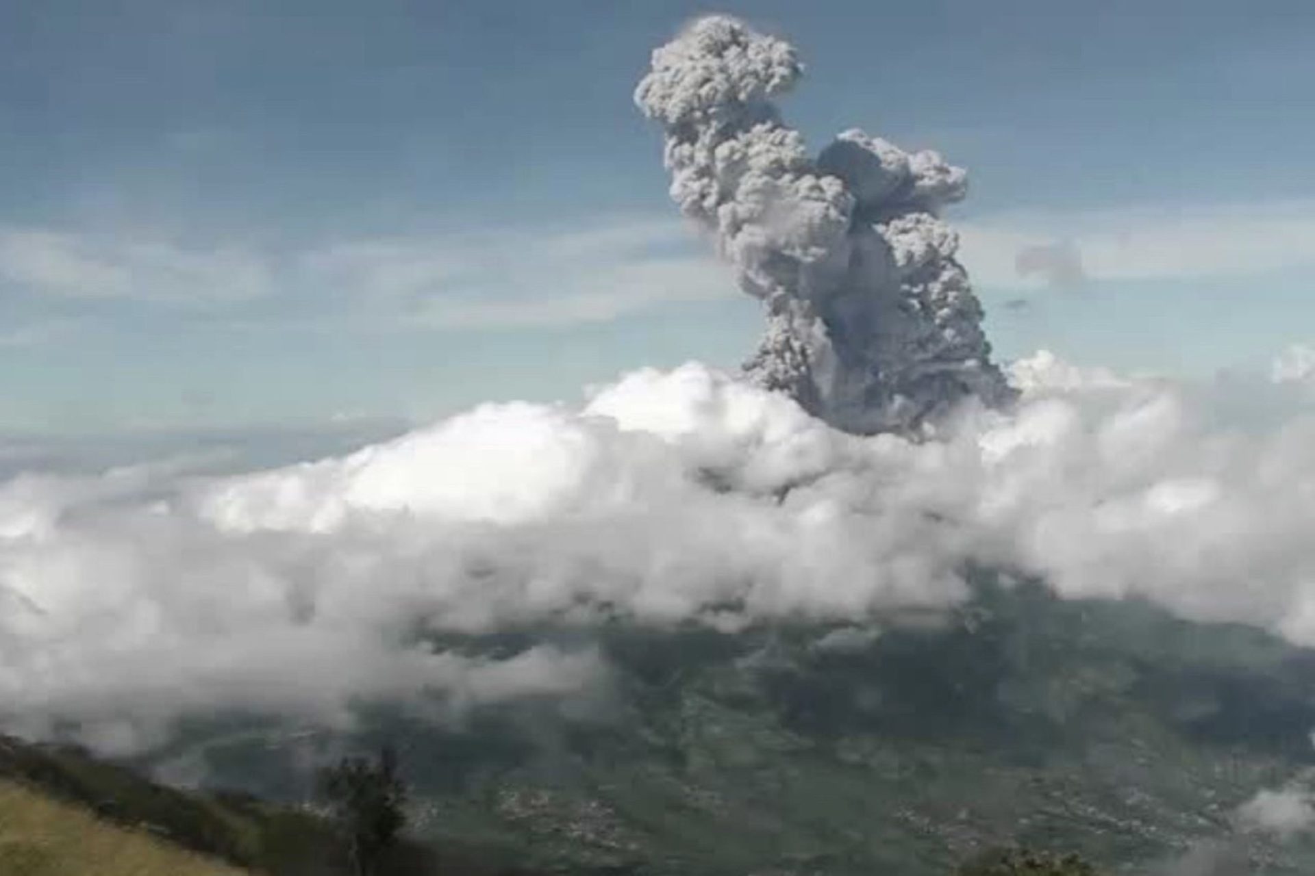 Dupla erupção em vulcão na Indonésia cria coluna de fumo de 6 km