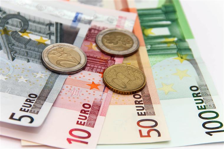 Portugueses recebem menos 344 euros por mês, diz estudo