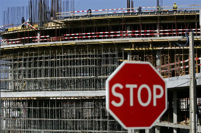 Construção caiu 5,5% em abril devido à pandemia