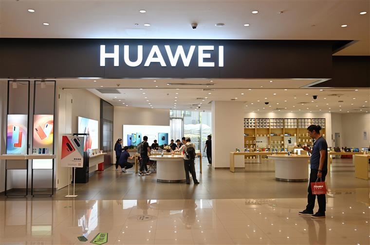 Reino Unido bane Huawei da rede 5G