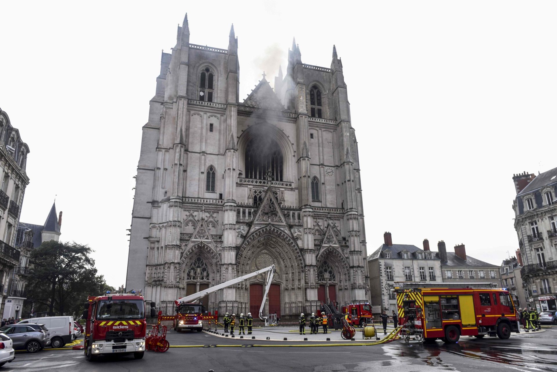 Incêndio na Catedral de Nantes sob controlo. Autoridades suspeitam de ato criminoso