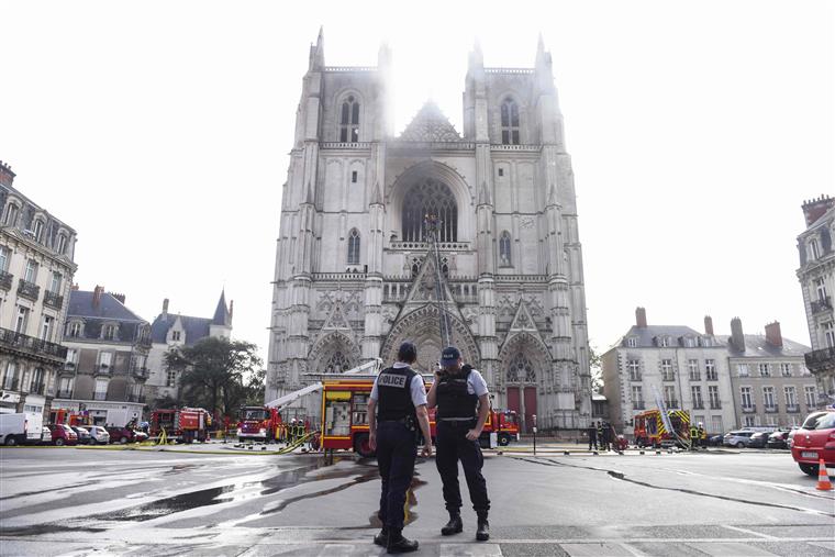 Detido suspeito de atear incêndio na Catedral de Nantes em França