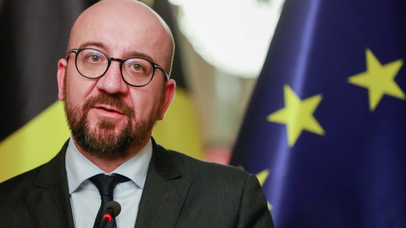 Líderes da UE retomam trabalhos para tentar fechar plano de relançamento