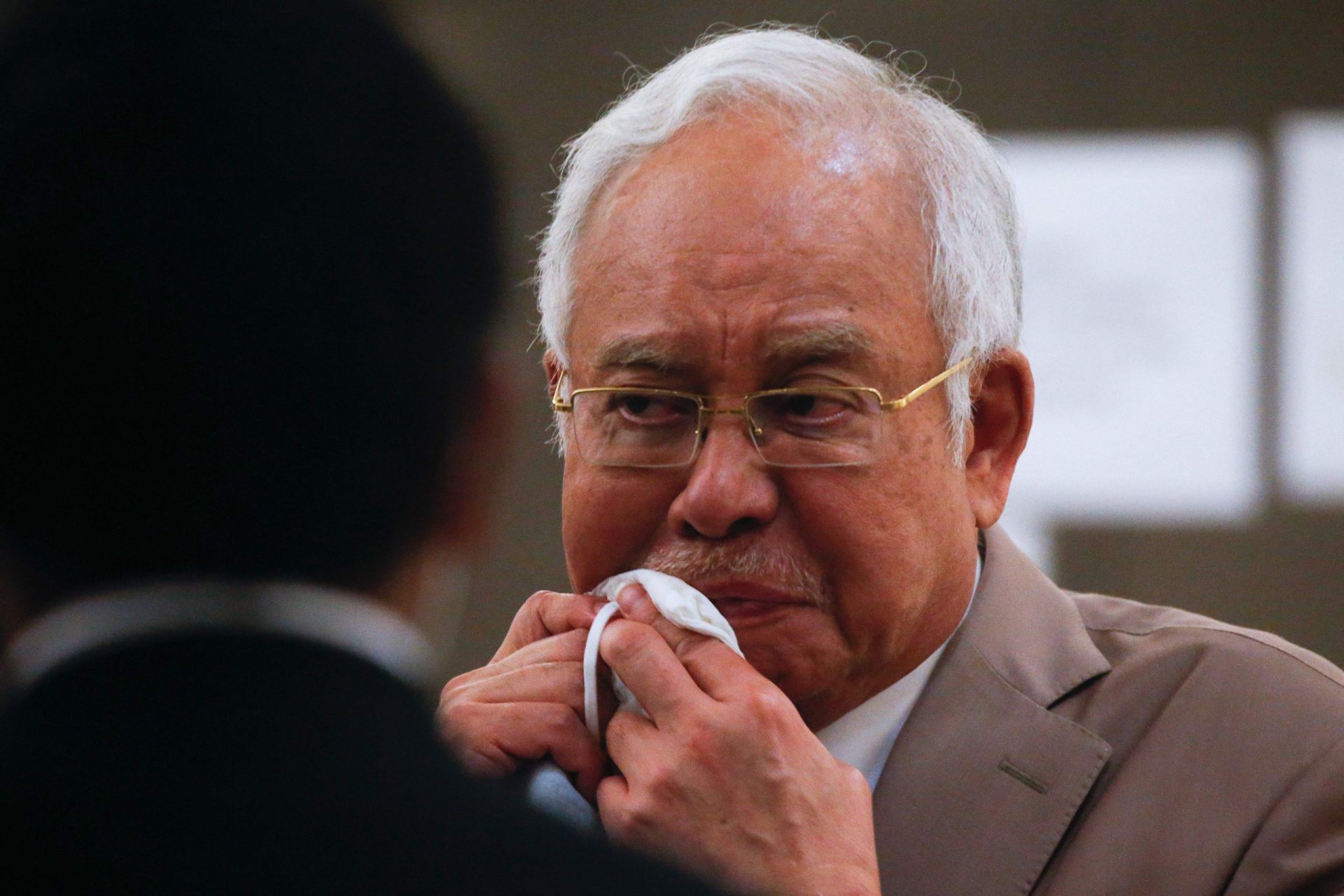 Ex-primeiro-ministro da Malásia condenado a 12 anos de prisão