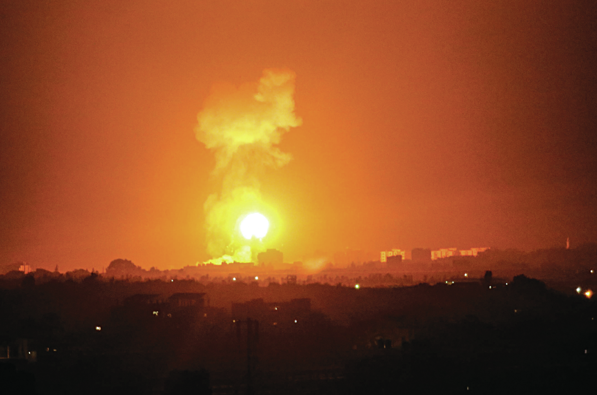 Médio Oriente.  Israel bombardeia Gaza  e encerra zona marítima