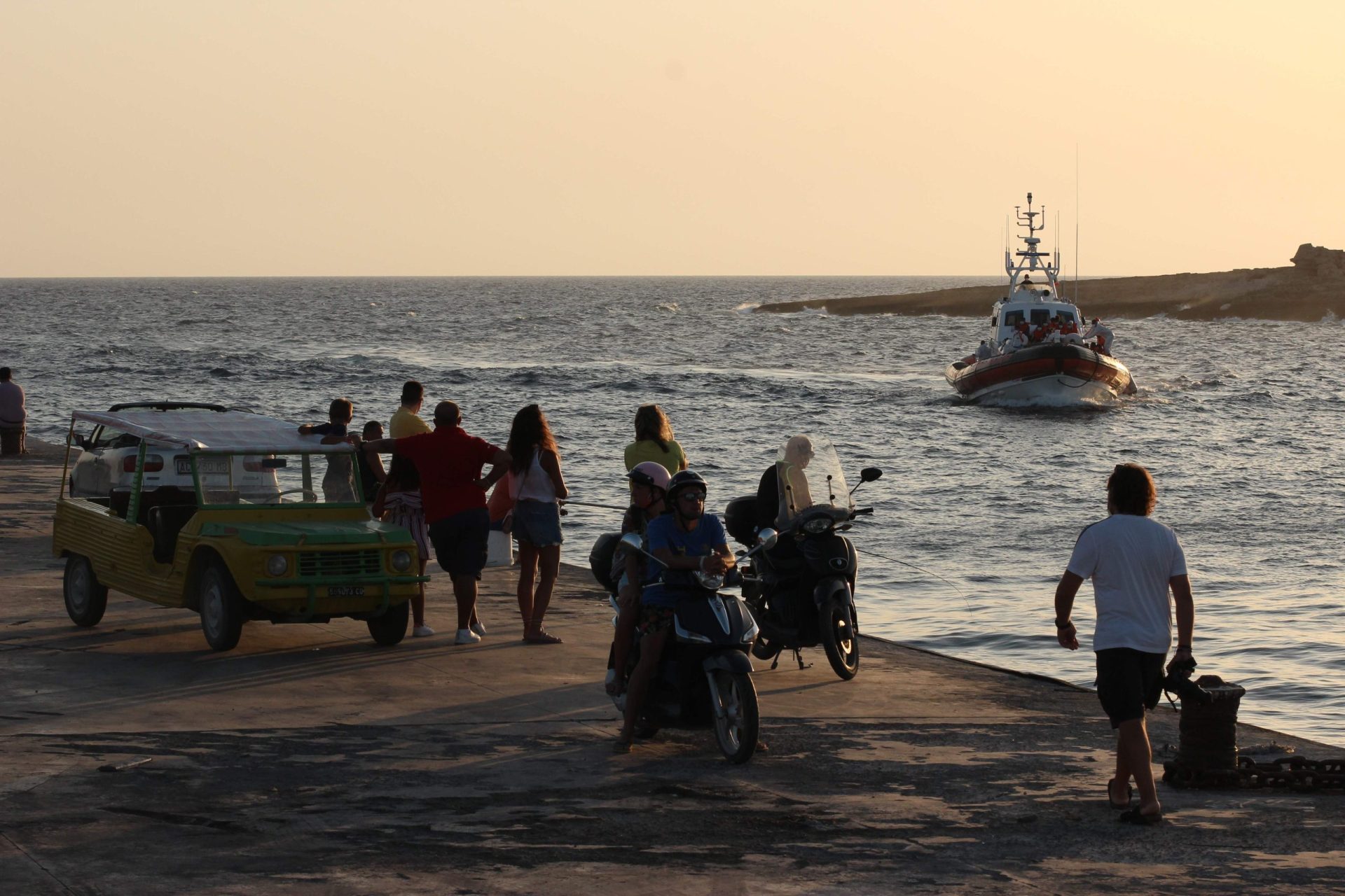 Cerca de 450 migrantes resgatados e escoltados até Lampedusa