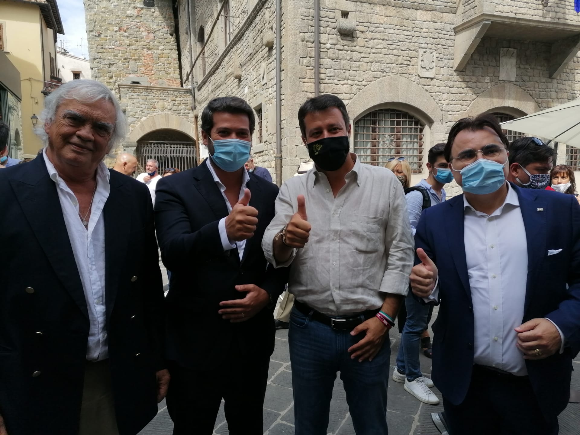 Ventura ao lado de Salvini em Florença