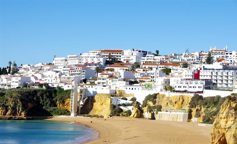Turistas no Algarve antecipam regresso