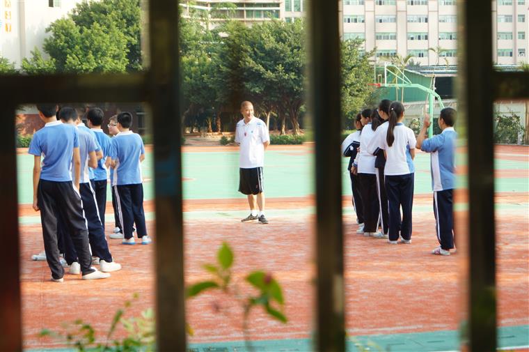 Desportos coletivos durante aulas de educação física não são proibidos, mas distância deve ser de 3 metros