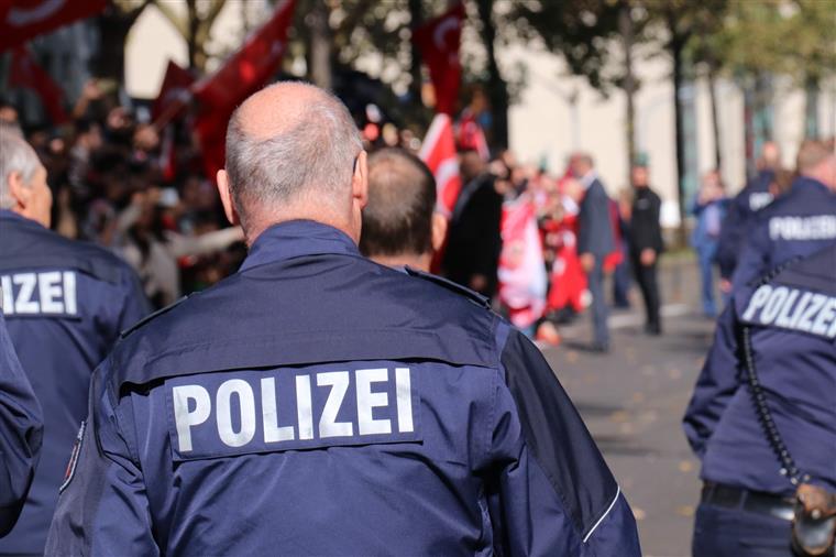 Polícias despedidos na Alemanha por suspeita de pertencerem a rede neo-nazi