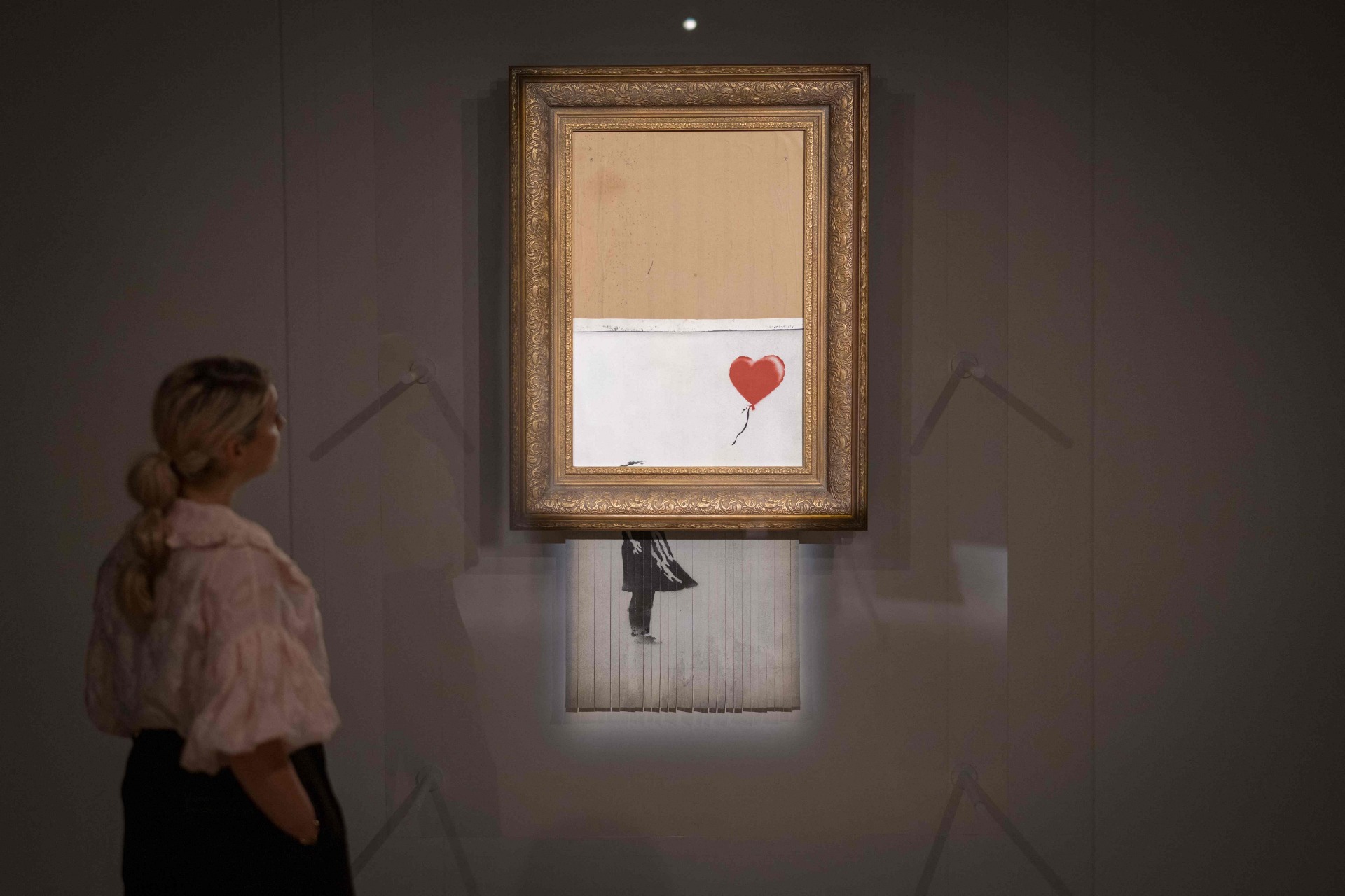 Obra autodestruída de Banksy bate recorde em leilão com 22 milhões de euros