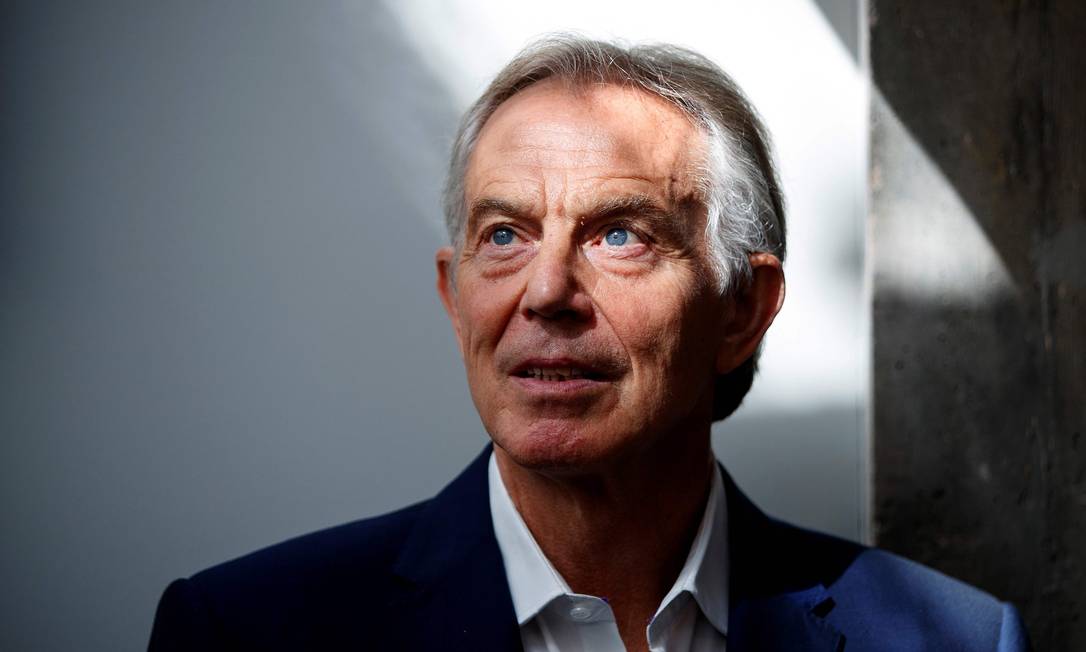 Tony Blair alerta para o &#8220;dever cívico&#8221; de tomar a vacina