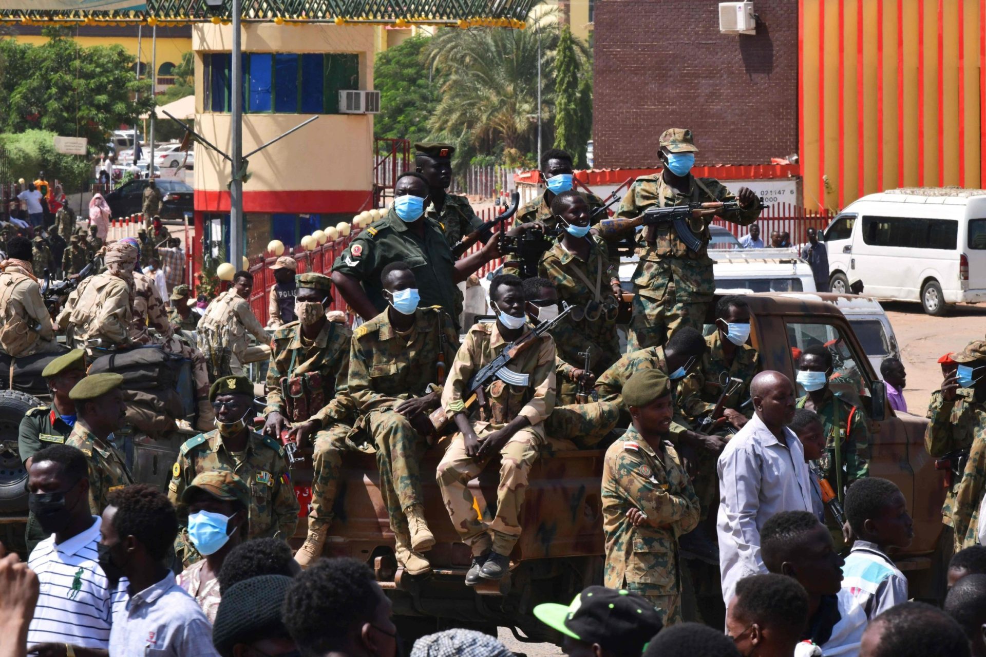 PM sudanês preso em casa &#8220;para a sua própria segurança&#8221;