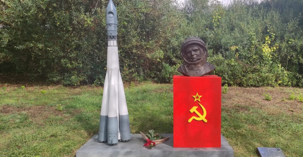 MAU tem nova obra de arte: o busto do primeiro cosmonauta e o foguetão que o lançou