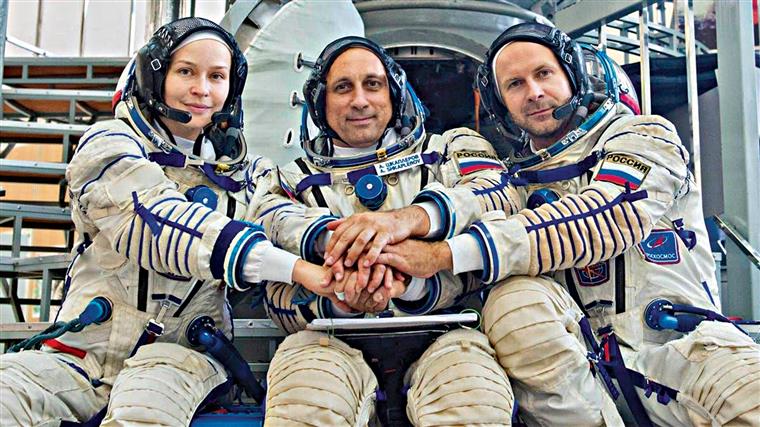 Atriz e realizador russos descolam para filmar o primeiro filme no espaço
