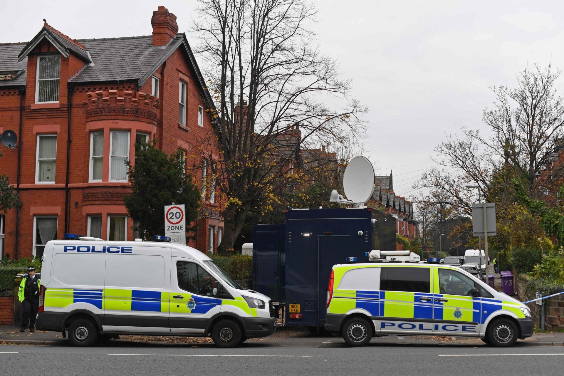 Explosão em táxi está a ser tratada como ataque terrorista no Reino Unido