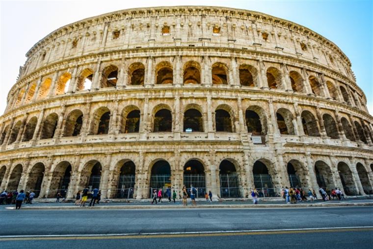 Turistas invadem Coliseu de Roma à noite para beber cerveja e são multados