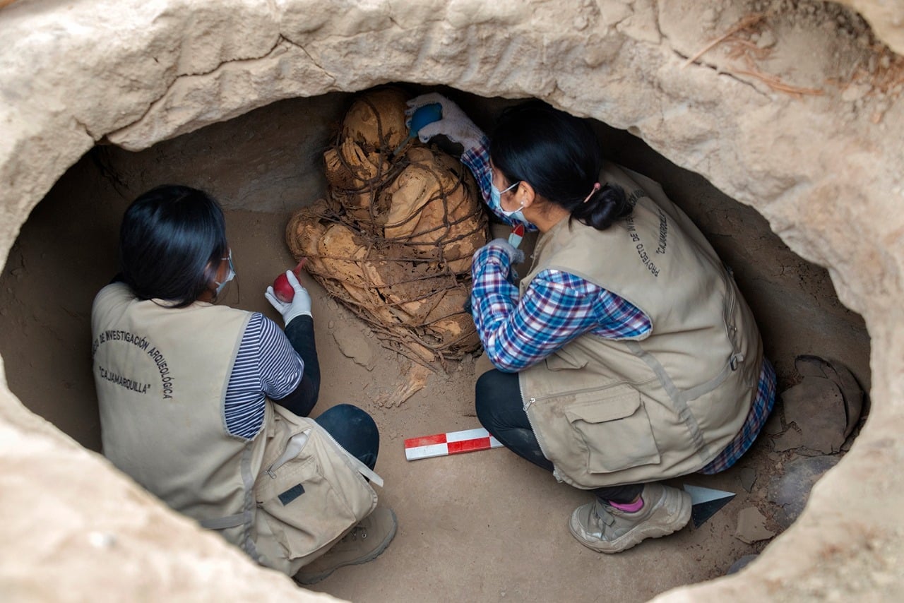 Múmia agachada, amarrada e cobrindo o rosto é encontrada no Peru