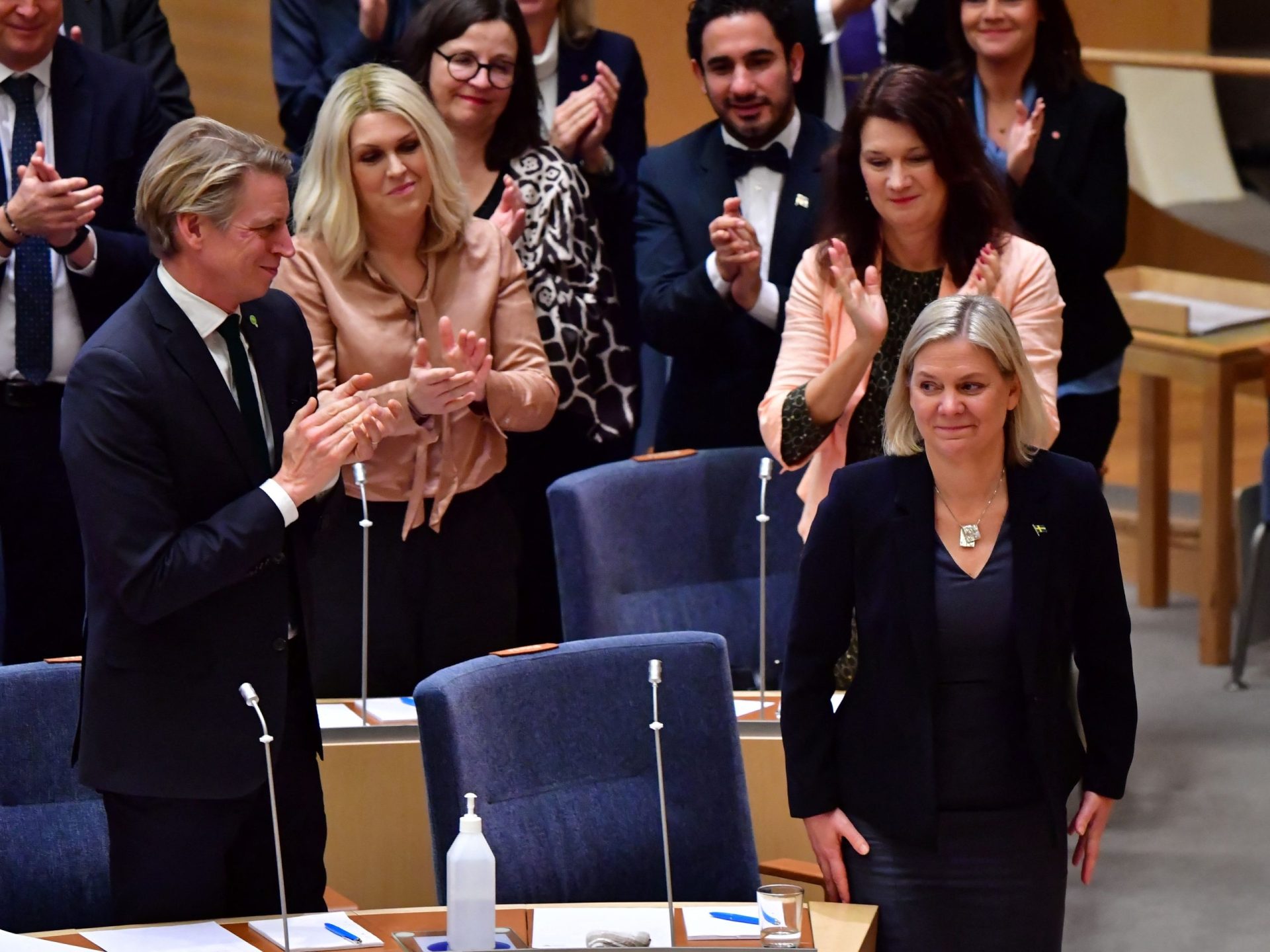 Depois de renunciar cargo, primeira mulher à frente do governo sueco regressa ao cargo