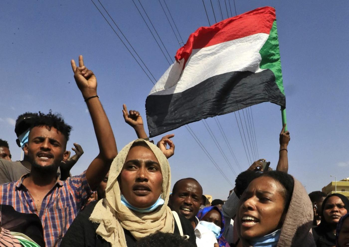 Junta militar sudanesa dissolve direção das empresas estatais
