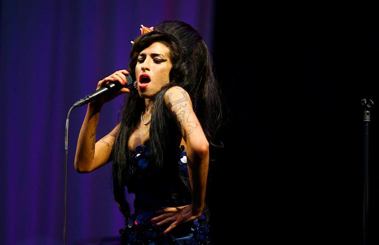 Último vestido usado por Amy Winehouse em concerto vendido por mais de 210 mil euros