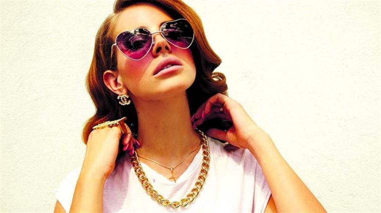 Lana Del Rey criticada por levar vestido de 15 euros a entrega de prémios da revista Variety