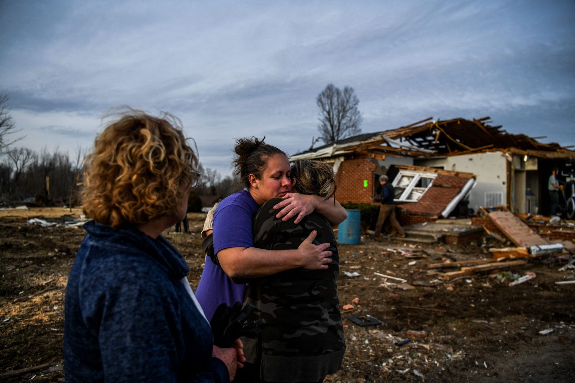 Tornados no Kentucky deixam cidadãos com pouco mais que a roupa que tinham vestida