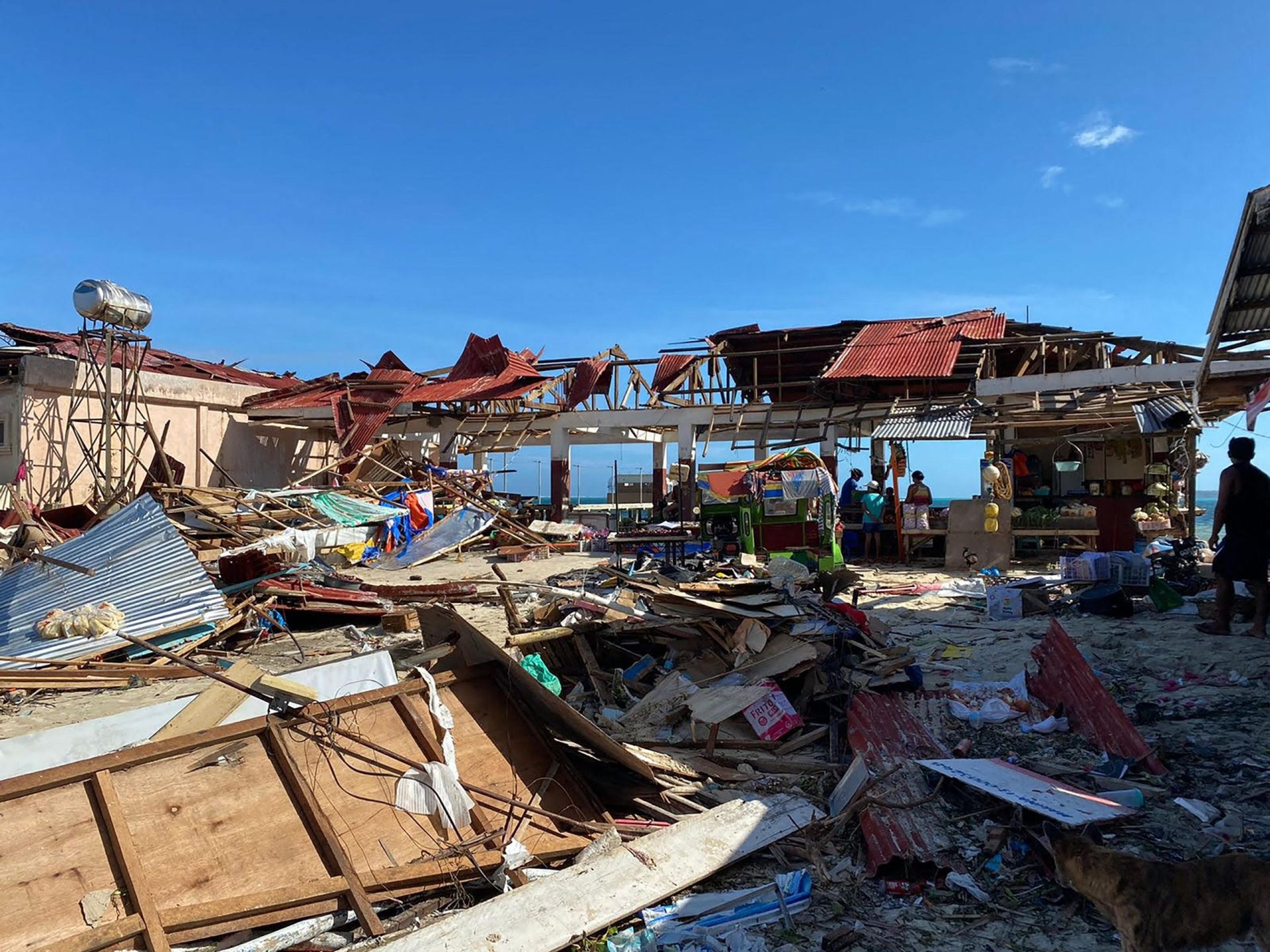 Tufão Rai mata quase 100 pessoas ao passar pelas Filipinas