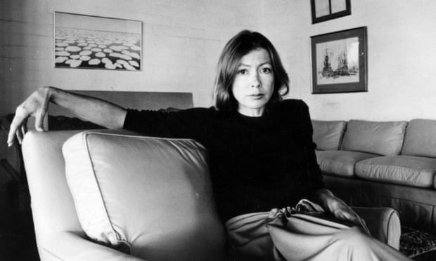 Morreu a escritora e jornalista norte-americana Joan Didion que fez do jornalismo arte