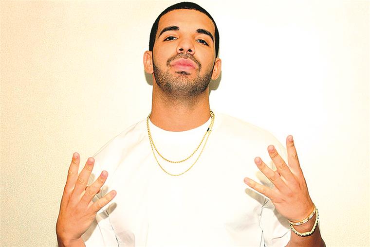 Drake distribuiu dinheiro nas ruas de Toronto para celebrar o Natal