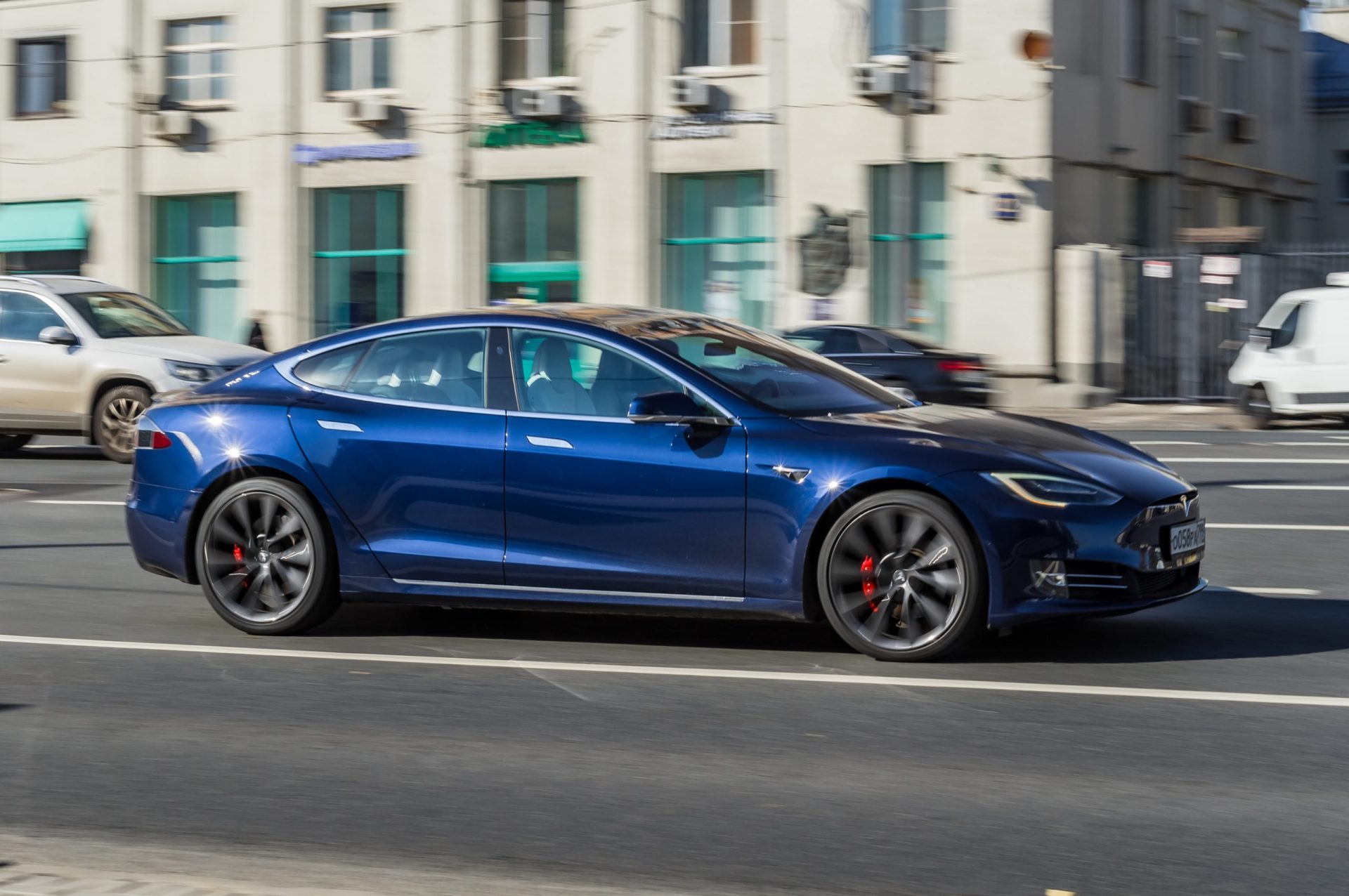 Tesla ordena recolha voluntária de meio milhão de automóveis para resolver problemas técnicos