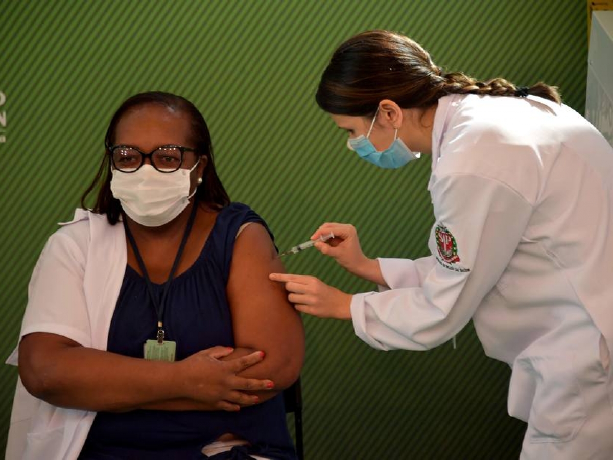 Brasileiros podem ser despedidos por recusar a vacina da covid-19